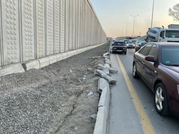 Bakıda yük maşını qəzaya uğradı - FOTO