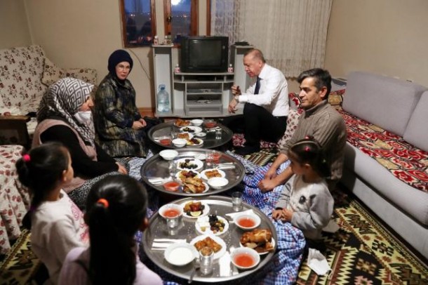 Ərdoğan vətəndaşın evində iftar açdı, ailəyə tablet bağışladı - FOTOLAR