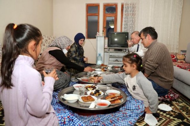 Ərdoğan vətəndaşın evində iftar açdı, ailəyə tablet bağışladı - FOTOLAR