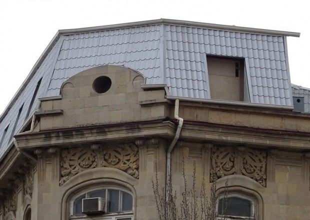 Bakıda tarixi binanın üzərində olan qanunsuz tikili sökülür - FOTO