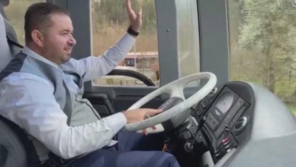Avtobusa sürücü tapa bilməyən  bələdiyyə sədri özü işə başladı (FOTO)