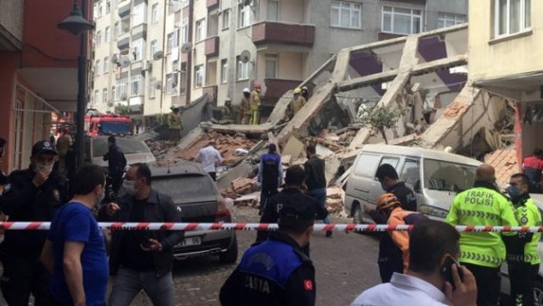 İstanbulda yaşayış binası ÇÖKDÜ - VİDEO/FOTO