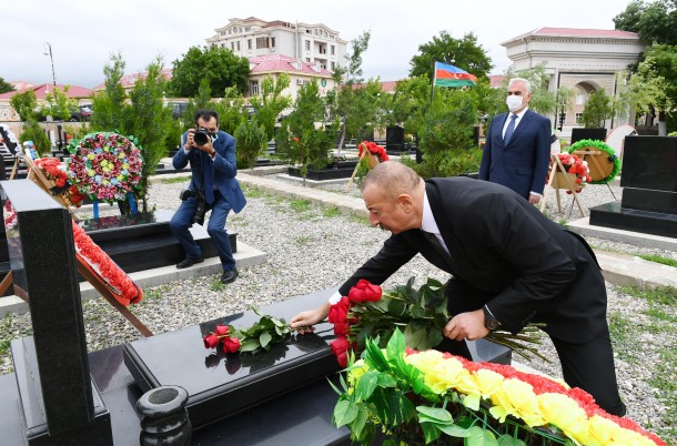 Prezident Naxçıvanda şəhidlərin məzarlarını ziyarət etdi - FOTOLAR (YENİLƏNİB)