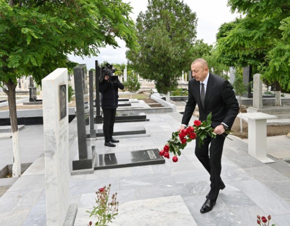 Prezident Naxçıvanda şəhidlərin məzarlarını ziyarət etdi - FOTOLAR (YENİLƏNİB)