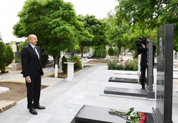 Prezident Naxçıvanda şəhidlərin məzarlarını ziyarət etdi - FOTOLAR (YENİLƏNİB)