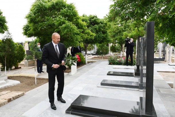 Prezident Naxçıvanda şəhidlərin məzarlarını ziyarət etdi - FOTOLAR (YENİLƏNİB)