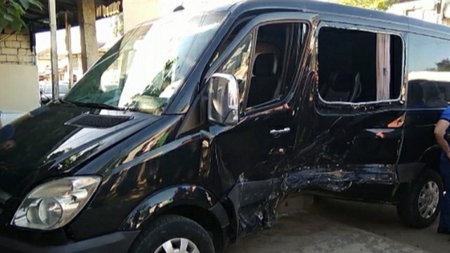 Sərnişin mikroavtobusu zəncirvari qəzaya düşdü - 5 nəfər yaralandı
