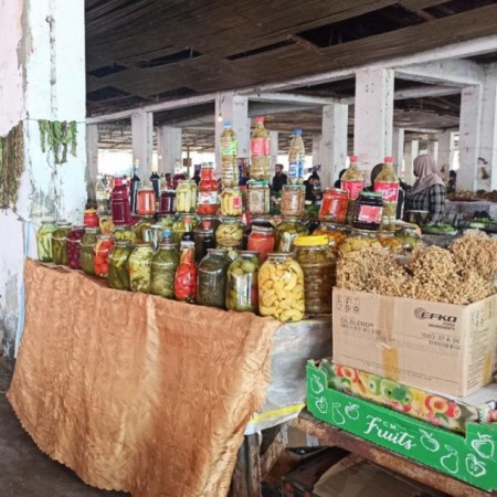 Yevlax bazarında nehrə yağı adı ilə bitki yağları satılır - FOTO