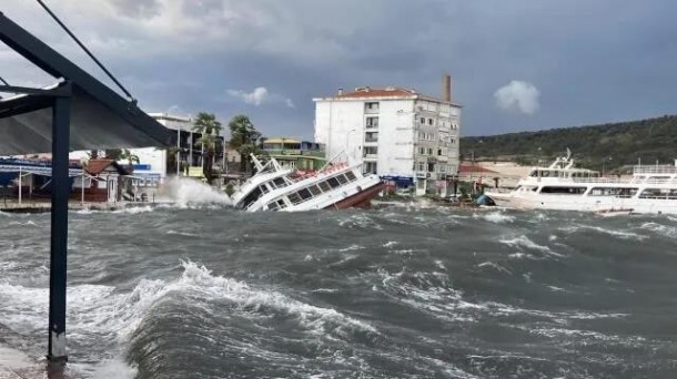 Dəhşətli fırtına 30 gəmini batırdı - Türkiyədə (FOTO)