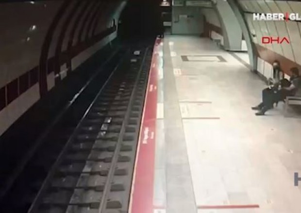 Metroda qadın özünü qatarın altına atdı – VİDEO