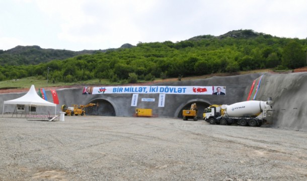 Prezident Daşaltı kəndində tunelin təməlini qoydu - YENİLƏNİB (FOTO)