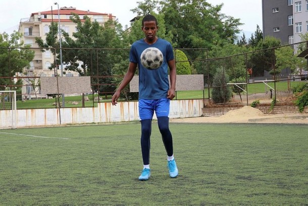 Afrikalı futbolçu fırıldaqçı “menecerlərin” qurbanı oldu - FOTOLAR