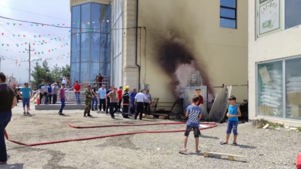 Qubada böyük ərzaq mağazasında yanğın olub - FOTO