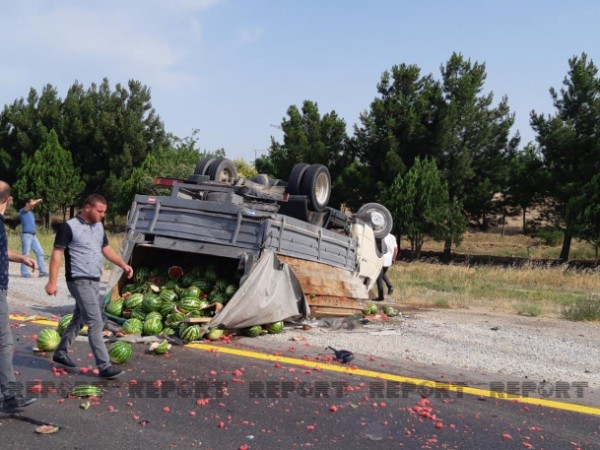 Yük daşıyan maşınlar toqquşdu, qarpızlar yola dağıldı - FOTO