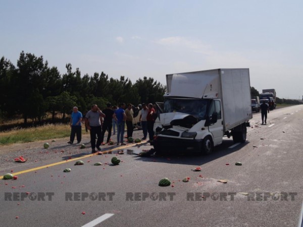 Yük daşıyan maşınlar toqquşdu, qarpızlar yola dağıldı - FOTO