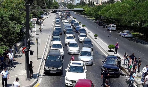 Mətbuat prospektindəki qəza tıxaca səbəb oldu - FOTO