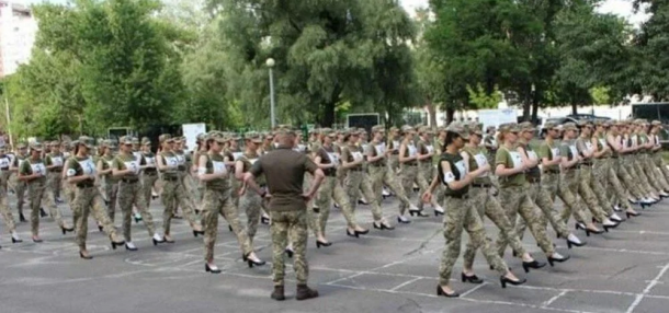 Qadın əsgərlərin "ayaqqabıları"  etirazla qarşılandı - FOTO