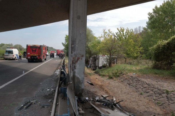 Macarıstanda avtobus qəzası: 8 ÖLÜ (FOTO)