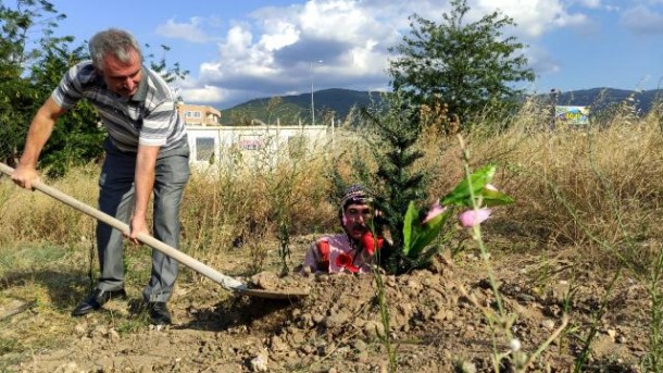 Özünü diri-diri torpağa basdırdı - FOTO