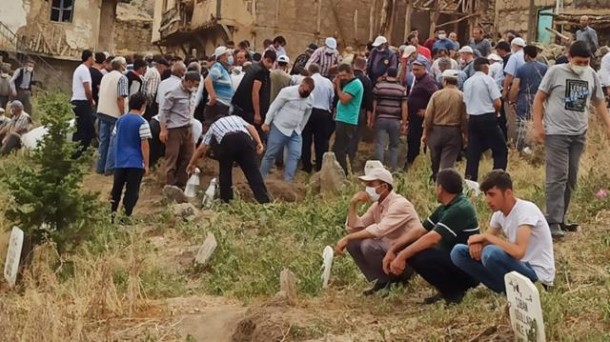 14 səhifə məktub yazıb, ailəsini və  özünü  ÖLDÜRDÜ