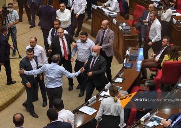 Parlamentdə döyülən erməni deputat xəstəxanaya yerləşdirildi