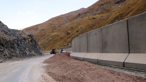 Türkiyə İranla sərhədini buna görə 7 tonluq sədlərlə qapadır (FOTO)