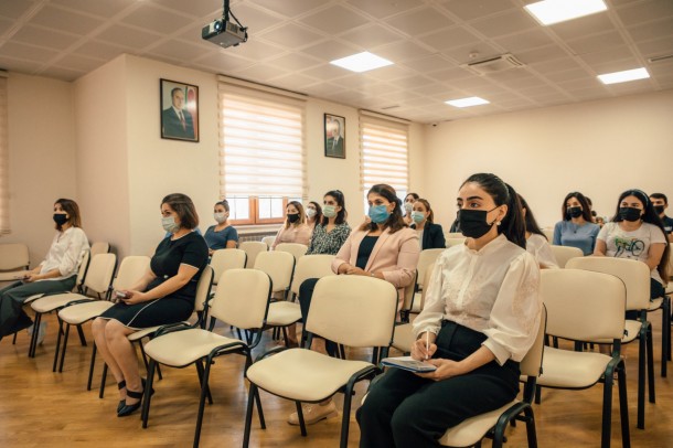 Türkiyəli mütəxəssis AQTİ laboratoriyalarının əməkdaşlarına təlim keçdi - FOTO