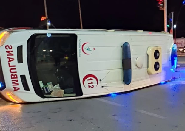 Türkiyədə ambulans avtomobillə toqquşdu - Yaralılar var