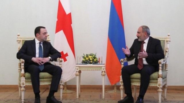Paşinyan Qaribaşvili ilə görüşdü 