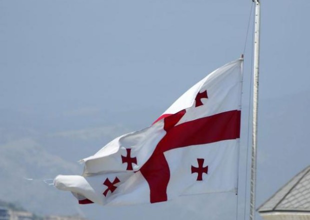 Gürcüstan dövlət bayraqlarını endirdi