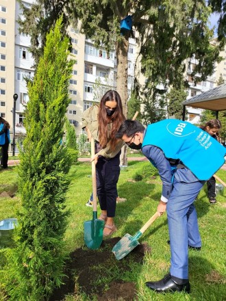 Leyla Əliyeva abadlaşdırılan növbəti həyətin açılışında iştirak etdi - FOTOLAR