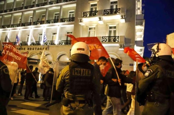 Polis oğrunu öldürdü, afinalılar ayağa qalxdı (FOTO)