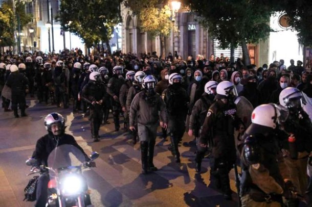 Polis oğrunu öldürdü, afinalılar ayağa qalxdı (FOTO)