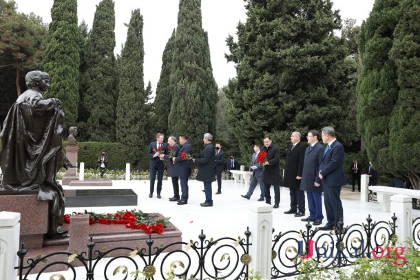 Türk Şurasına üzv dövlətlərin Baş prokurorları Şəhidlər xiyabanını ziyarət etdi - FOTOLAR