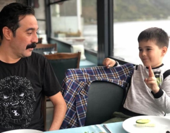Aktyor oğlunun dişindən üzük düzəltdirdi - FOTOLAR