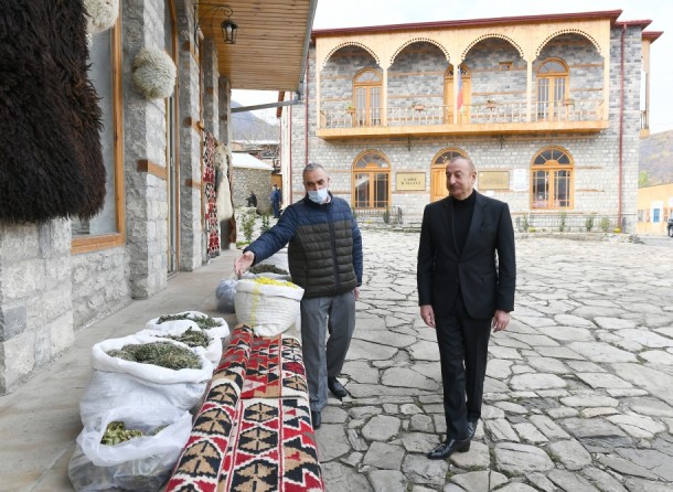 Prezidentlə xanımının Lahıc gəzintisindən FOTOLAR