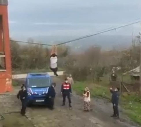 Jandarmadan qaçan şəxs elektrik naqilinə yapışdı - FOTO