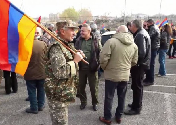 Ermənistanda etirazçılar əhalinin silahlandırılmasını tələb edir