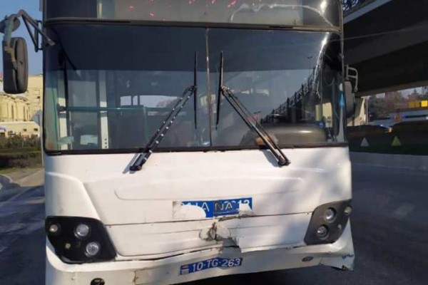 Bakıda avtobus qəzaya düşdü: Xəsarət alanlar var (VİDEO)
