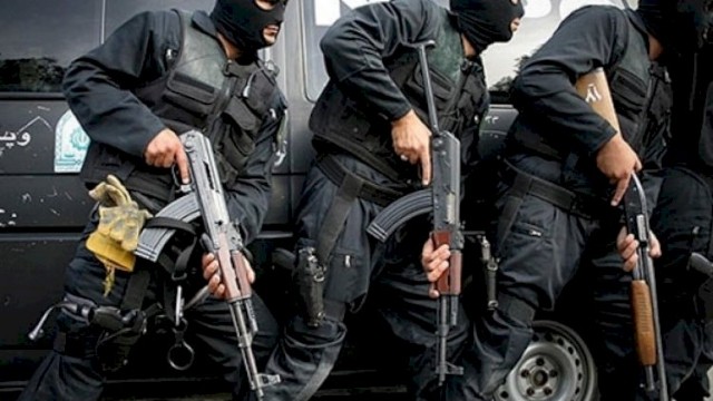 Polislərlə xüsusi təyinatlılar arasında toqquşma - İranda (VİDEO)