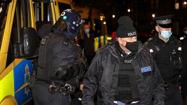 Baş nazir polis geyimində narkotik alverçilərini saxladı - VİDEO