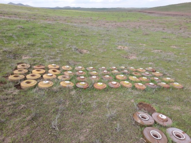 Ermənilərin atıb qaçdıqları silah-sursat aşkarlandı - FOTOLAR