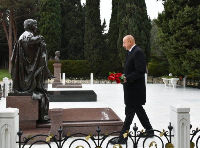 Prezident ailəsi ilə Heydər Əliyevin məzarını ziyarət etdi - FOTOLAR