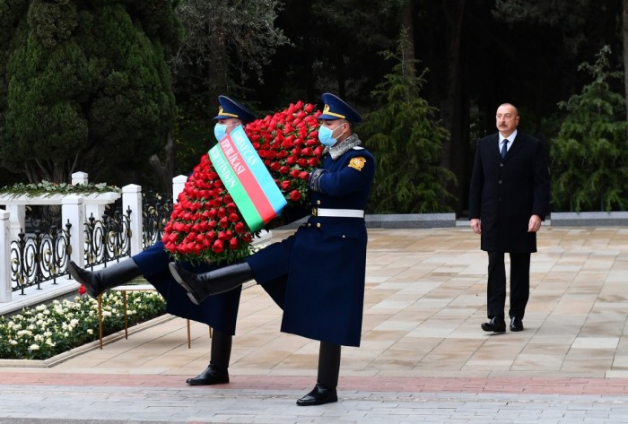 Prezident ailəsi ilə Heydər Əliyevin məzarını ziyarət etdi - FOTOLAR