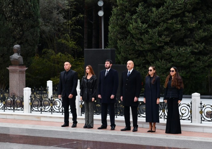 Prezident ailəsi ilə Heydər Əliyevin məzarını ziyarət etdi - FOTOLAR