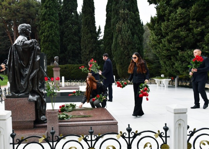 Prezident ailəsi ilə Heydər Əliyevin məzarını ziyarət etdi - FOTOLAR