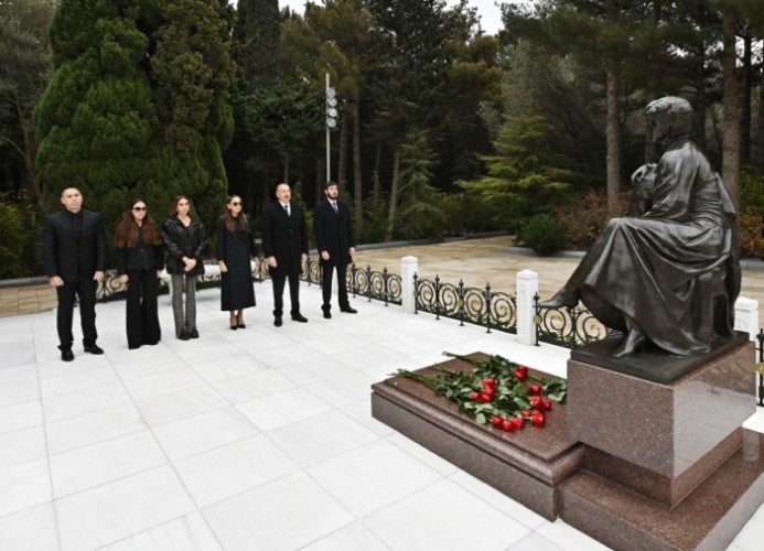 Prezident ailəsi ilə Heydər Əliyevin məzarını ziyarət etdi - FOTOLAR