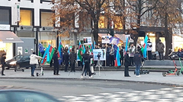 Avropa azərbaycanlıları Prezident İlham Əliyevi qarşılamağa çıxıblar - FOTO