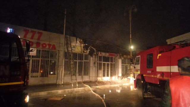 Bərdə rayonunda 3 ticarət obyekti yanır - FOTO