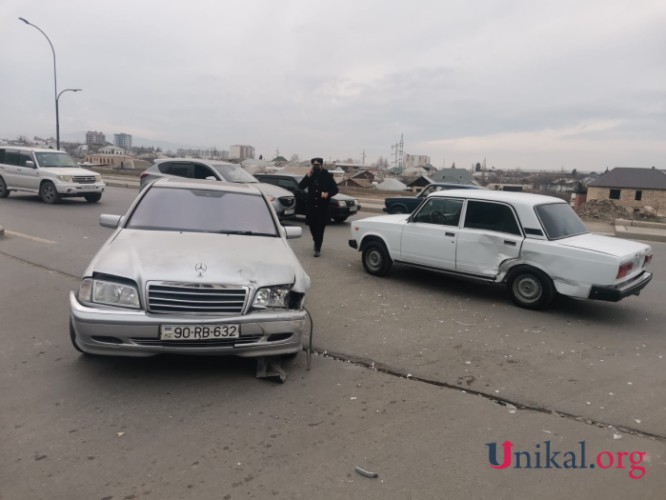 İki avtomobil toqquşdu - FOTO